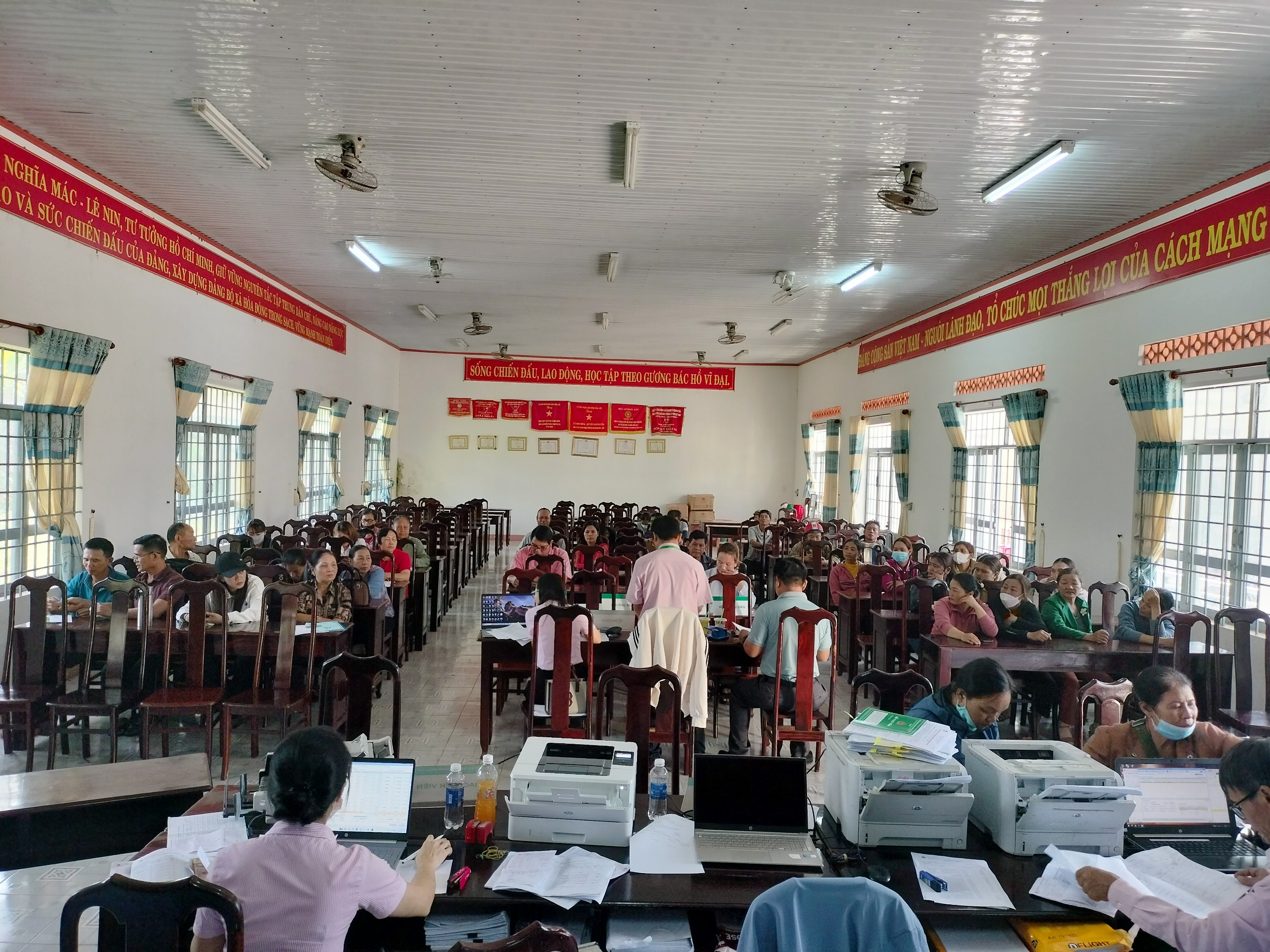 Hội đoàn thể xã Hòa Đông, phối hợp với  Phòng giao dịch Ngân hàng Chính sách xã hội (NHCSXH) huyện Krông Pắc đã thực hiện có hiệu quả nhiệm vụ tín dụng chính sách trên địa bàn xã